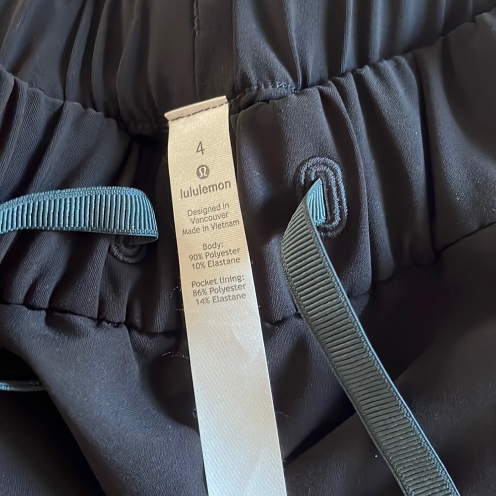 Black size 4 lulu lemon skirt mid thigh to knee length - never worn